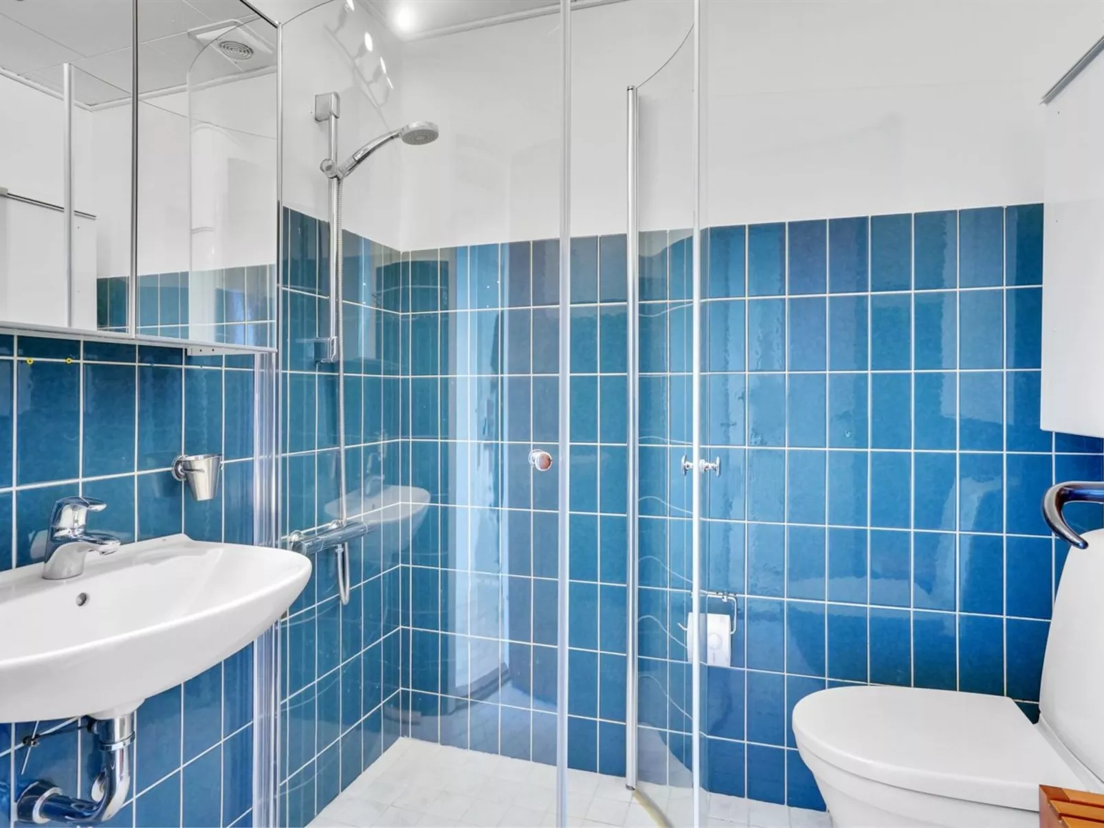 "Emin" - 100m from the sea-Drinnen