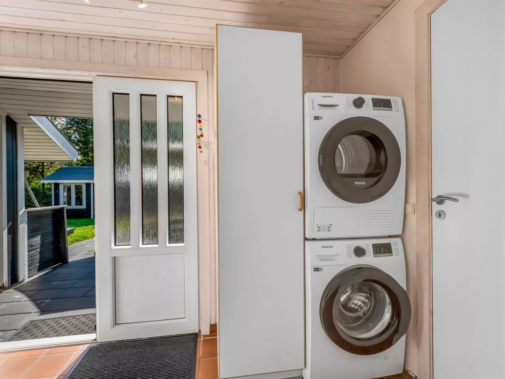 "Yall" - 1km from the sea-Inside