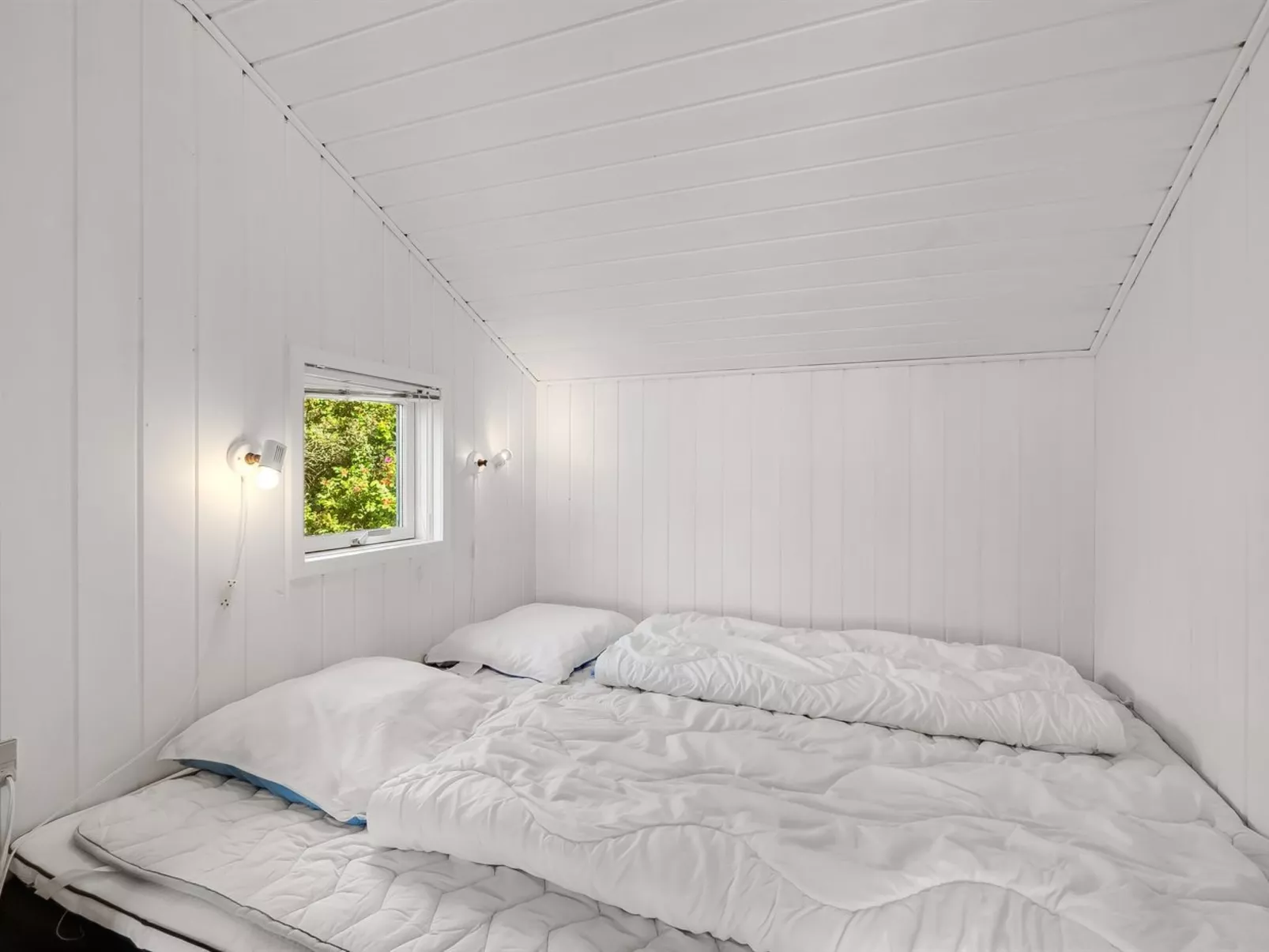 "Brenda" - 300m to the fjord-Inside