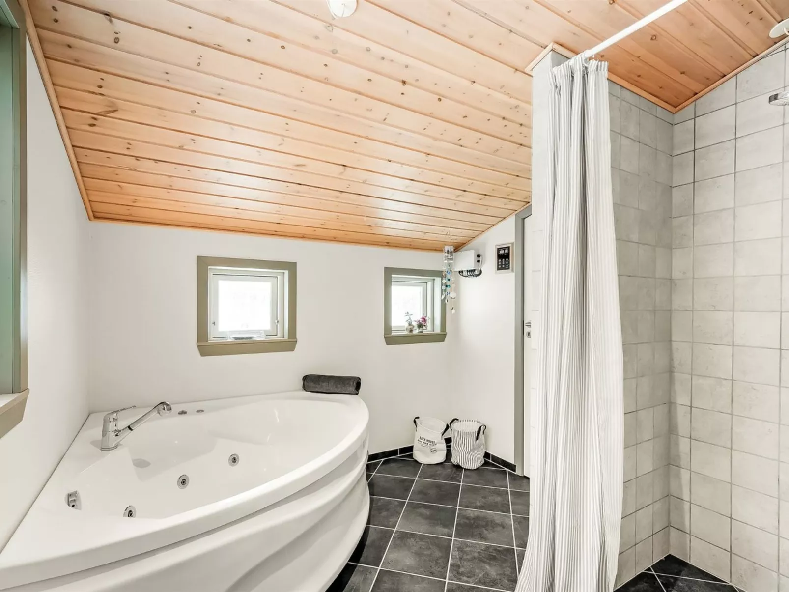 "Kai" - 500m to the fjord-Inside