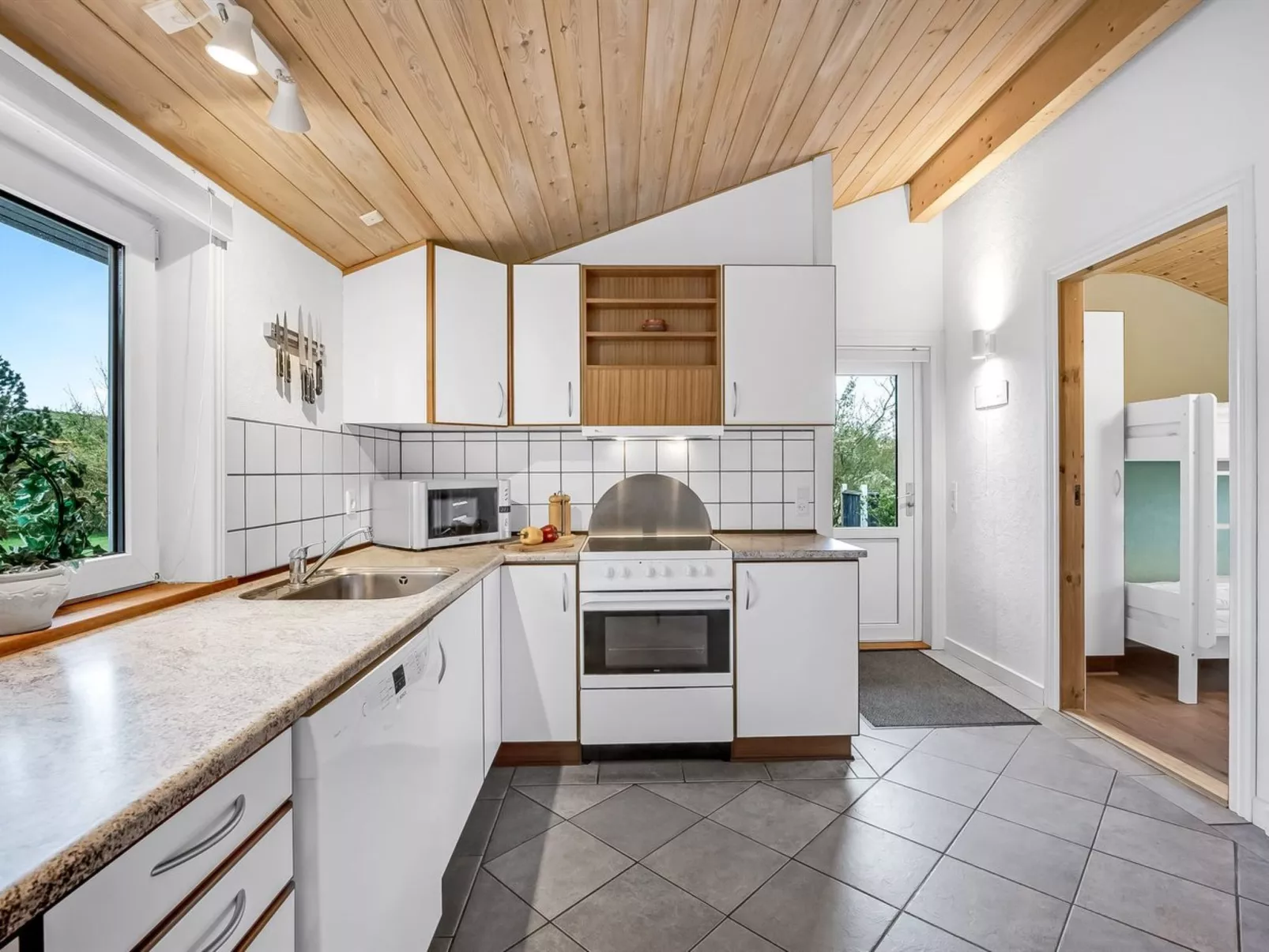 "Ingbritt" - 700m to the fjord-Drinnen