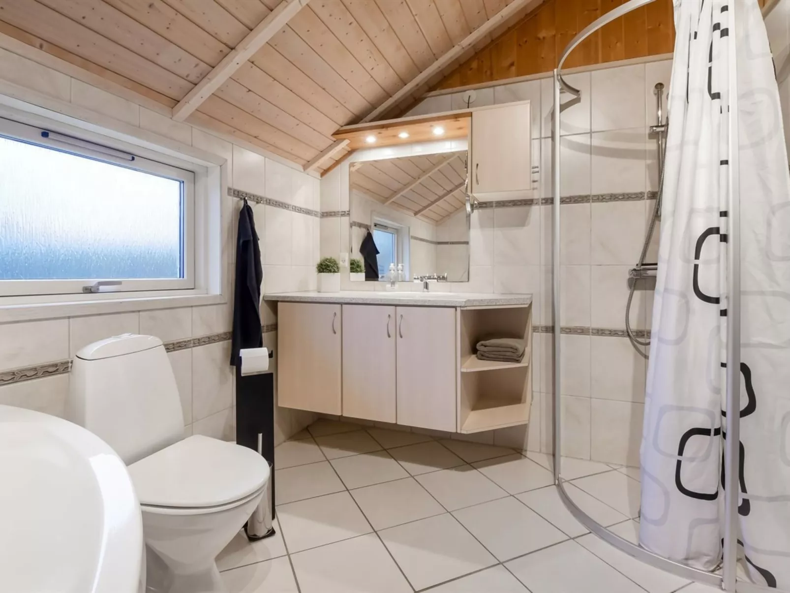 "Thit" - 1.2km to the fjord-Drinnen