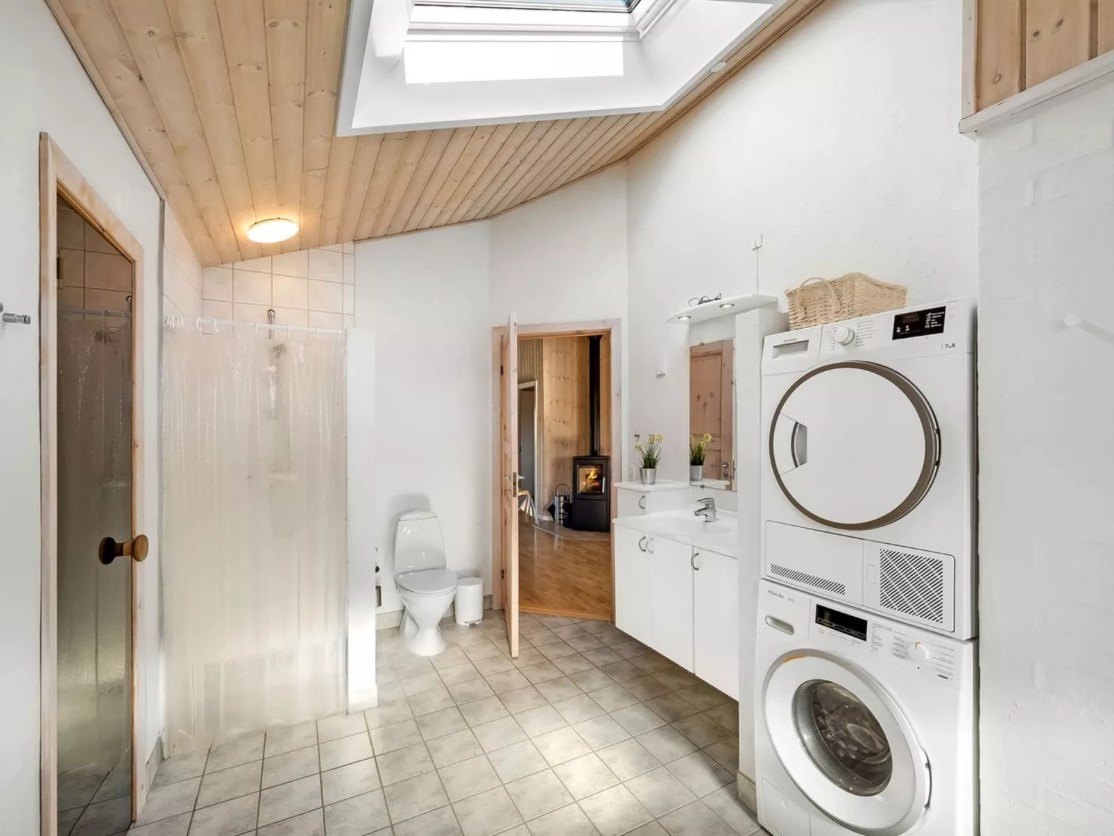 "Ellis" - 700m to the fjord-Drinnen