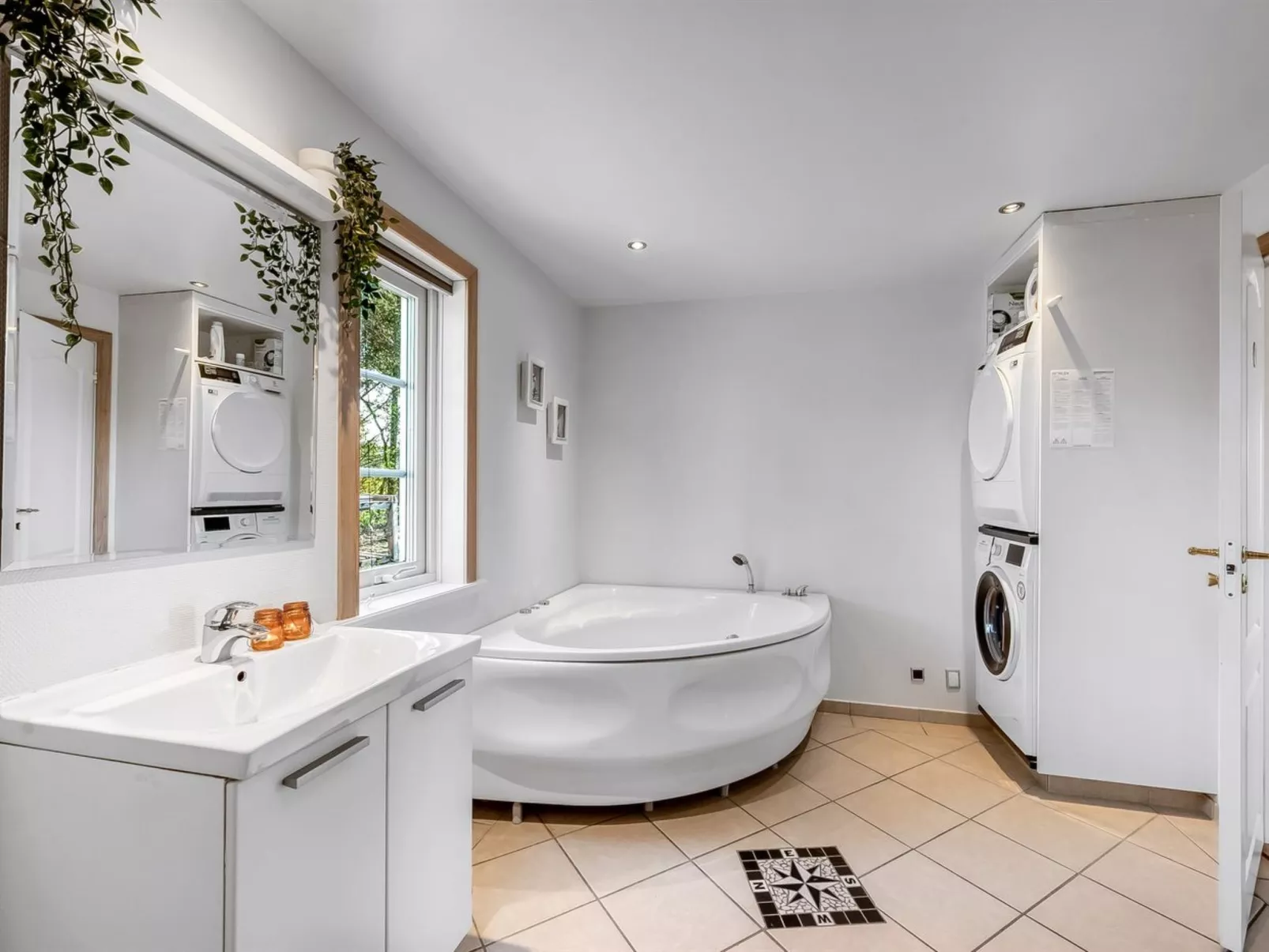 "Adelia" - 850m to the fjord-Dedans