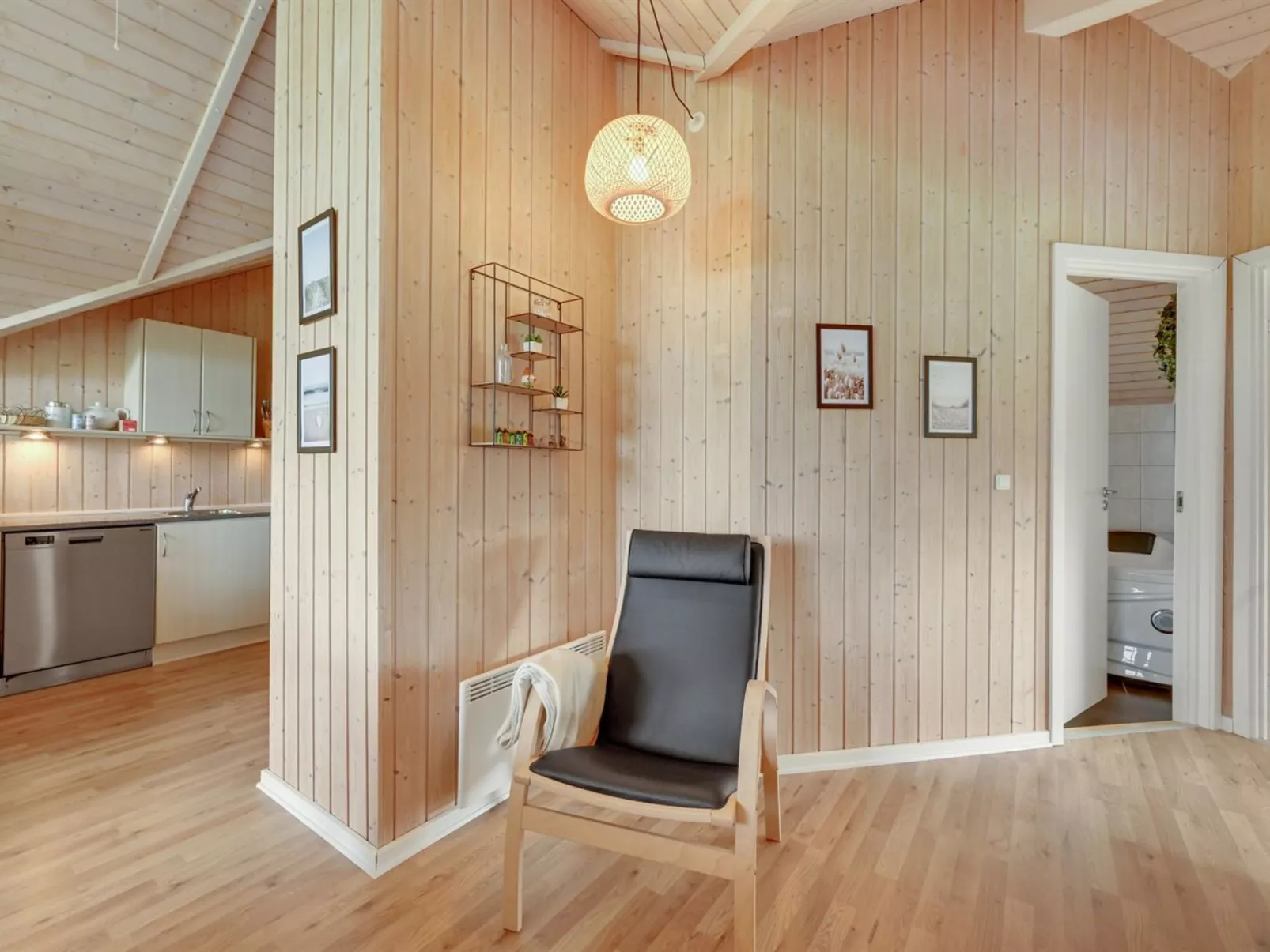 "Binna" - 1.2km to the fjord-Drinnen