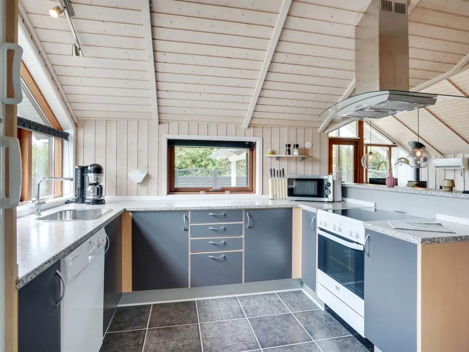 "Chermeine" - 1.2km to the fjord-Inside