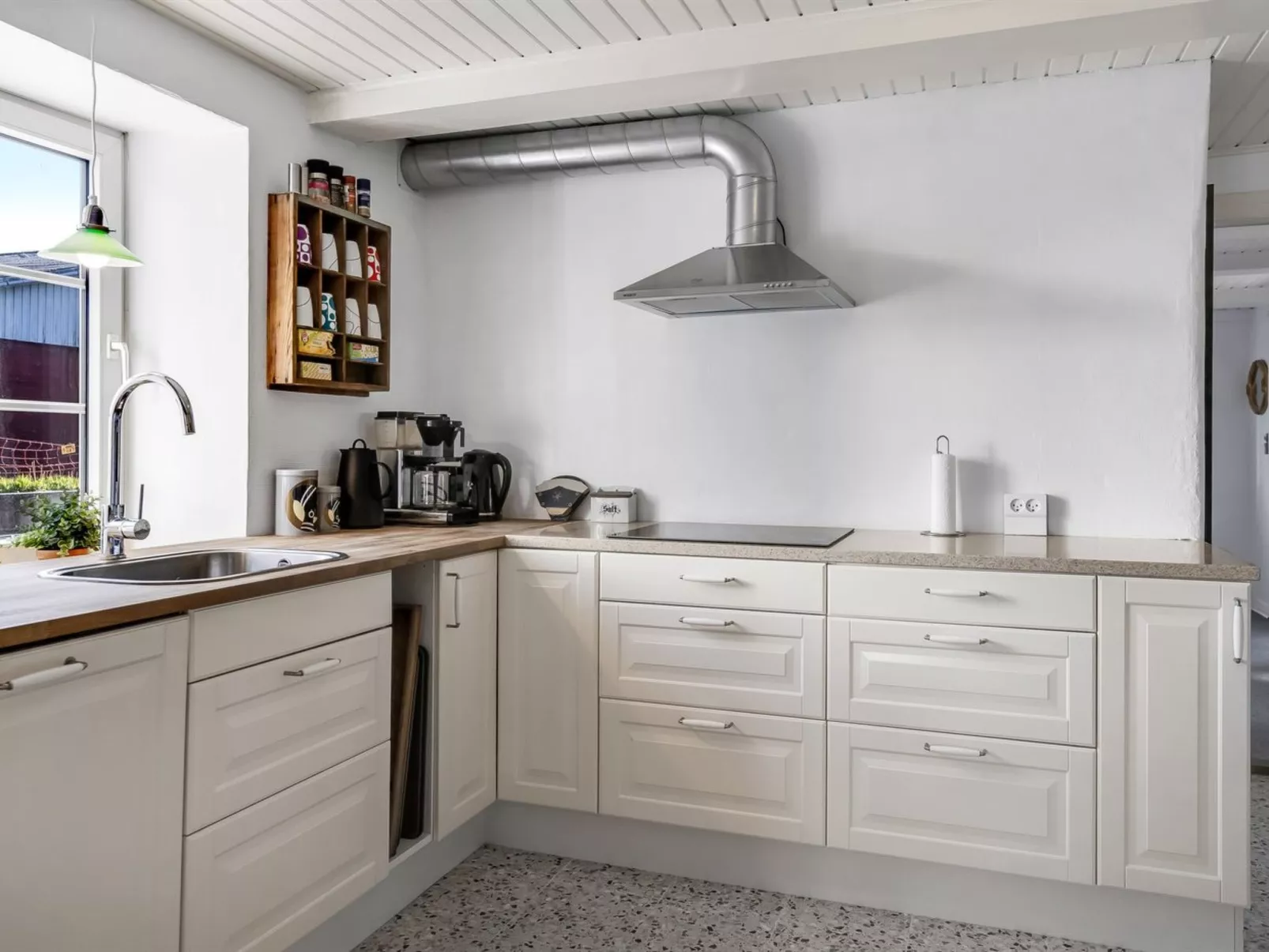 "Elma" - 24km from the sea-Drinnen