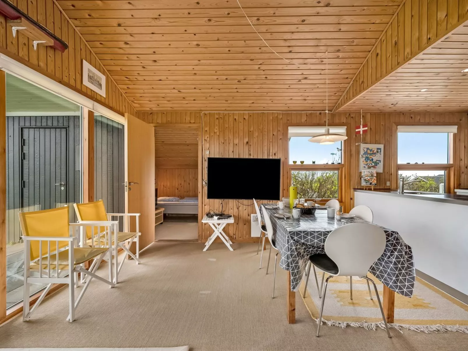 "Tanea" - 700m to the fjord-Drinnen