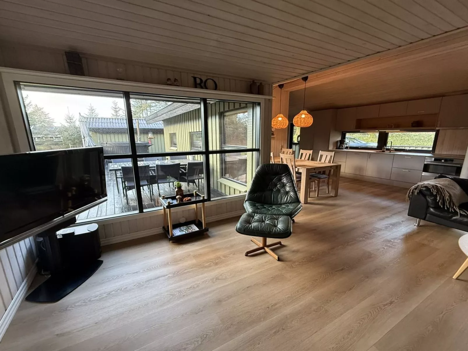 "Glenda" - 3km from the sea-Inside