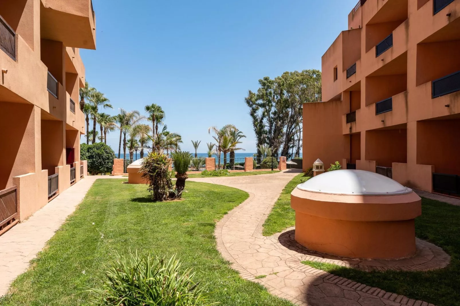 CT 240 - Beachfront Apartment -Don Juan Manilva-Jardins en été