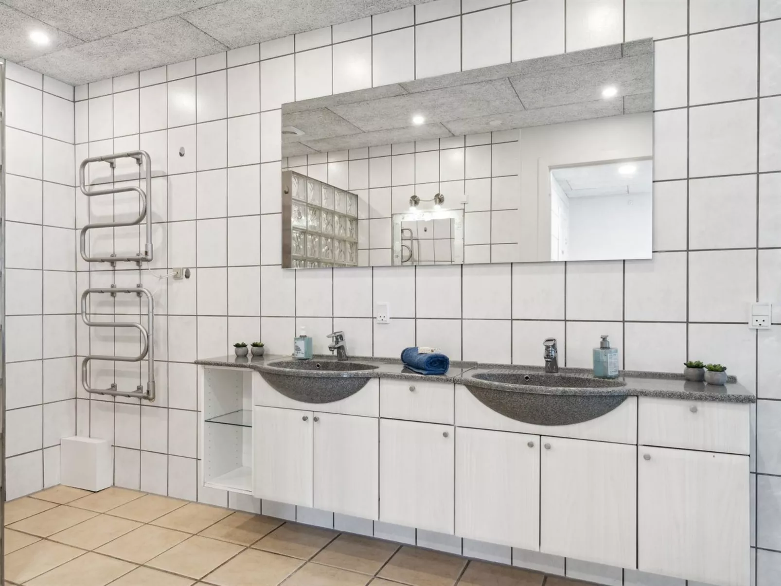 "Elaine" - 350m from the sea-Inside