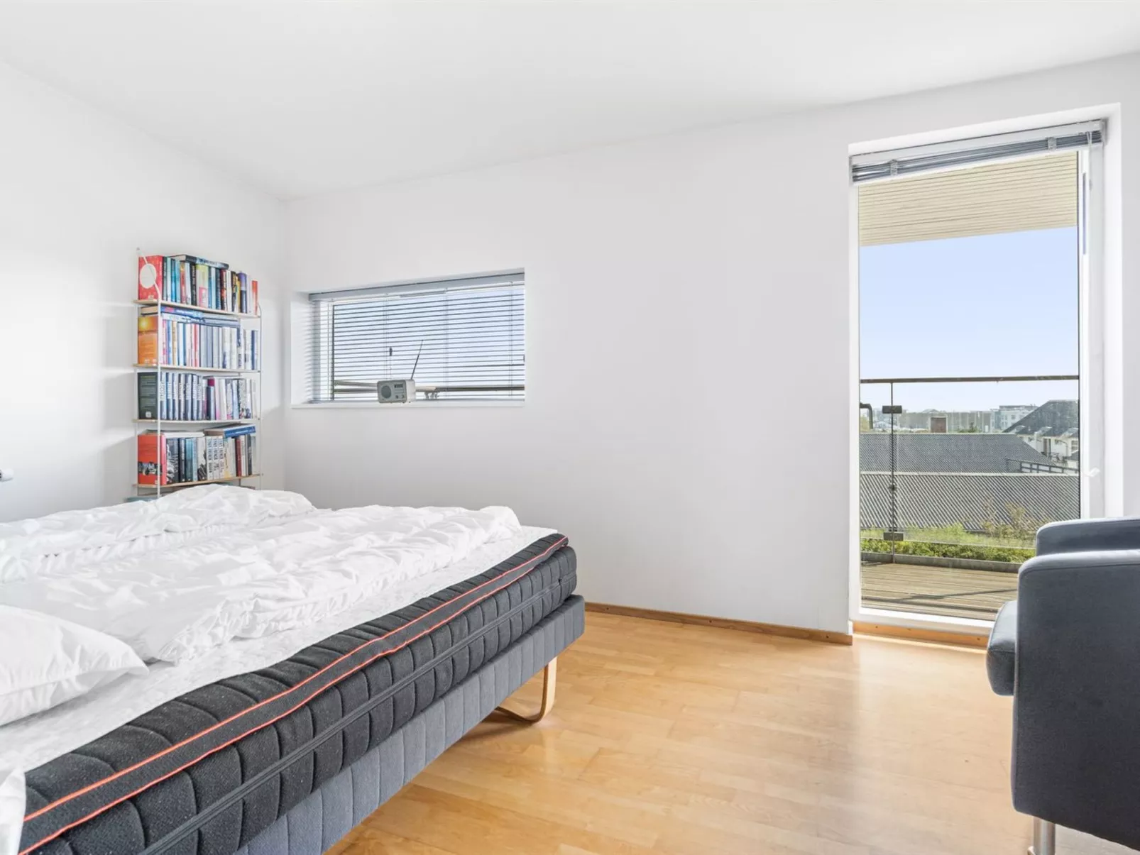 "Kimi" - 100m from the sea-Inside