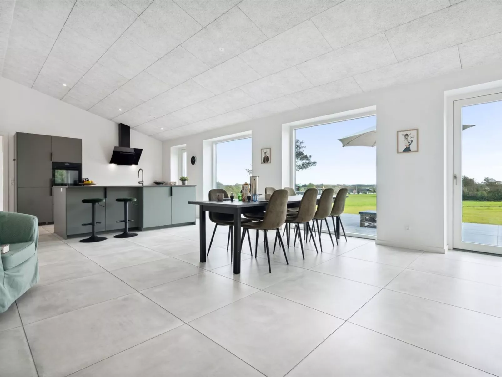 "Landuin" - 30km from the sea-Inside