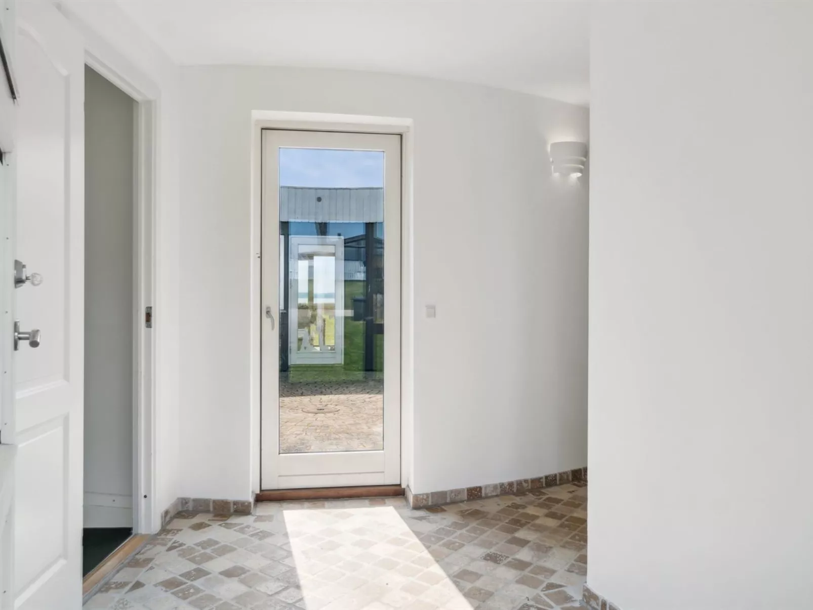 "Vemund" - 100m to the fjord-Drinnen