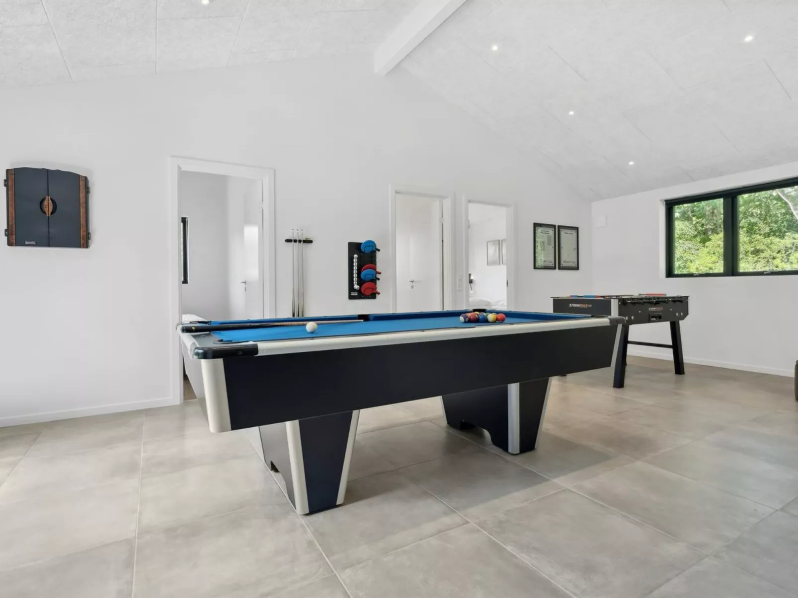 "Robert" - 30km from the sea-Inside