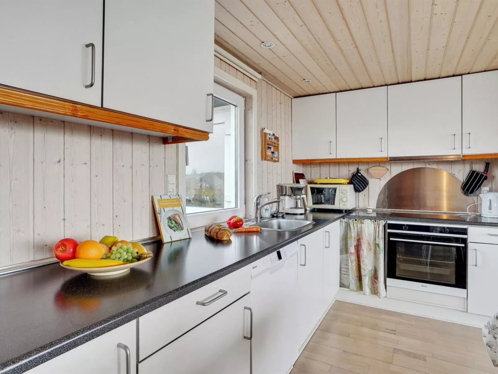 "Ormar" - 100m to the fjord-Drinnen