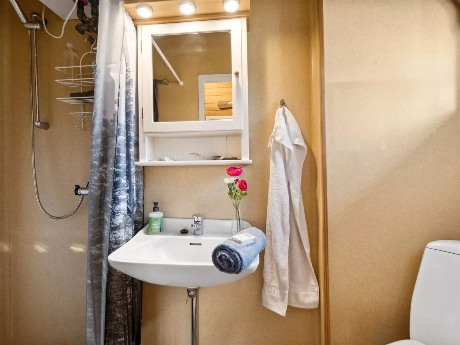 "Bonde" - 800m to the fjord-Inside