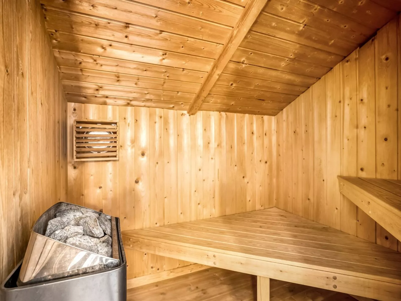 "Bjart" - 1.5km from the sea-Dedans