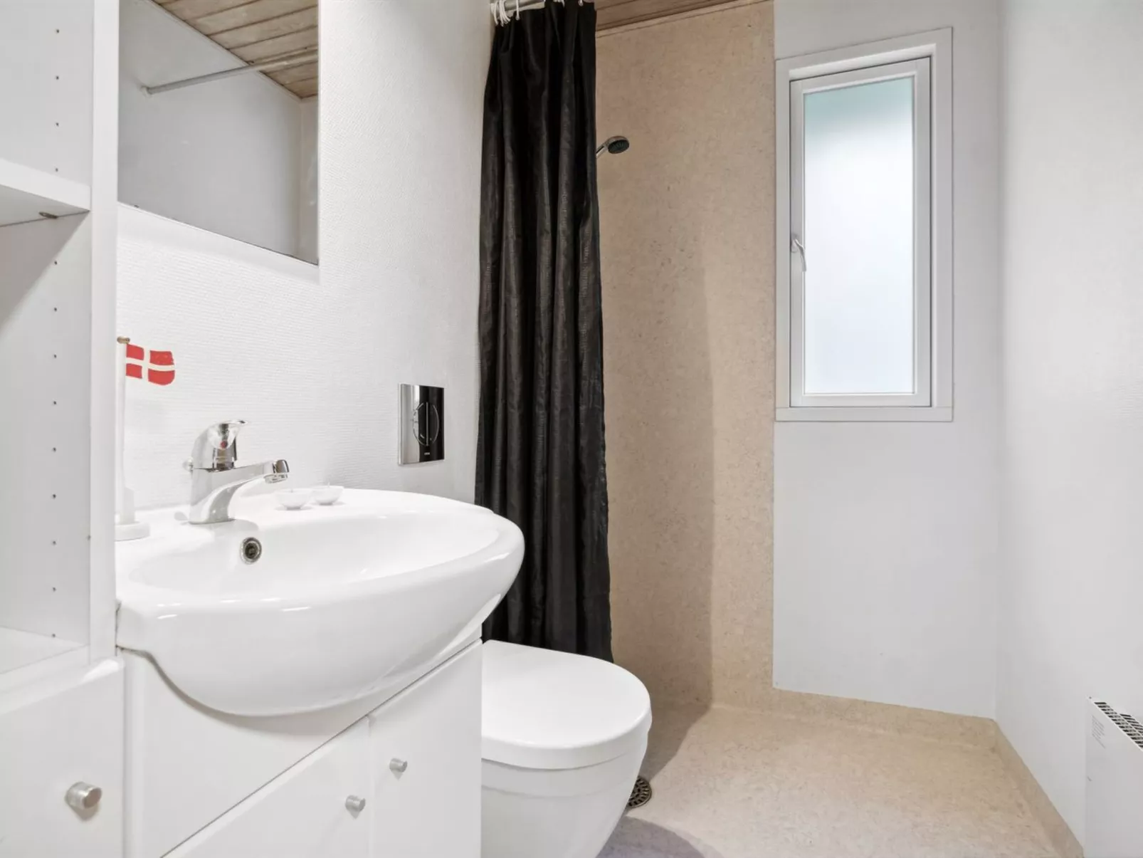 "Suri" - 200m to the fjord-Inside