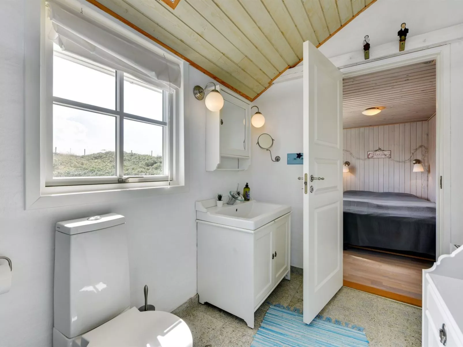 "Heilo" -  from the sea-Drinnen