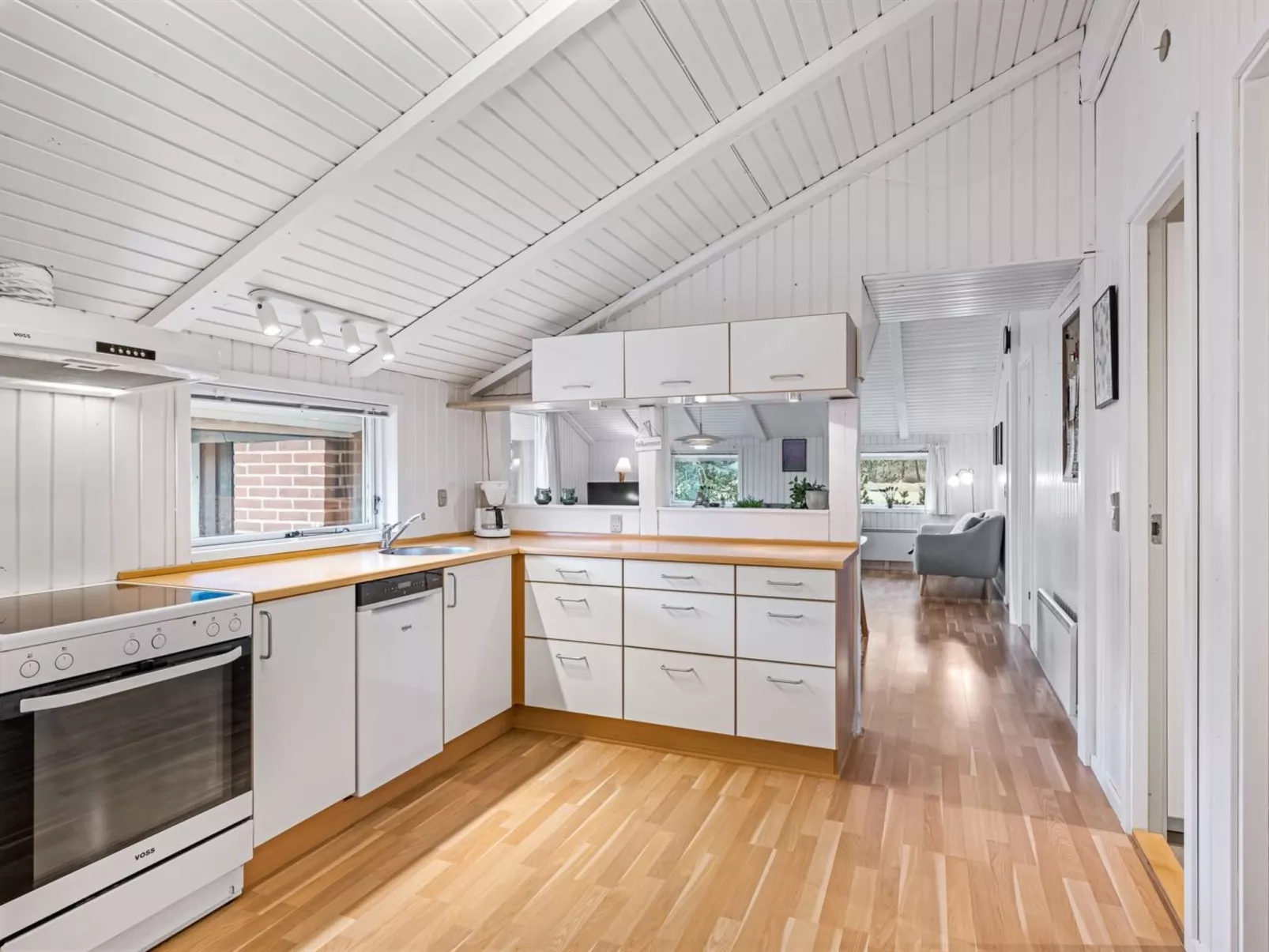 "Orm" - 2.3km from the sea-Drinnen