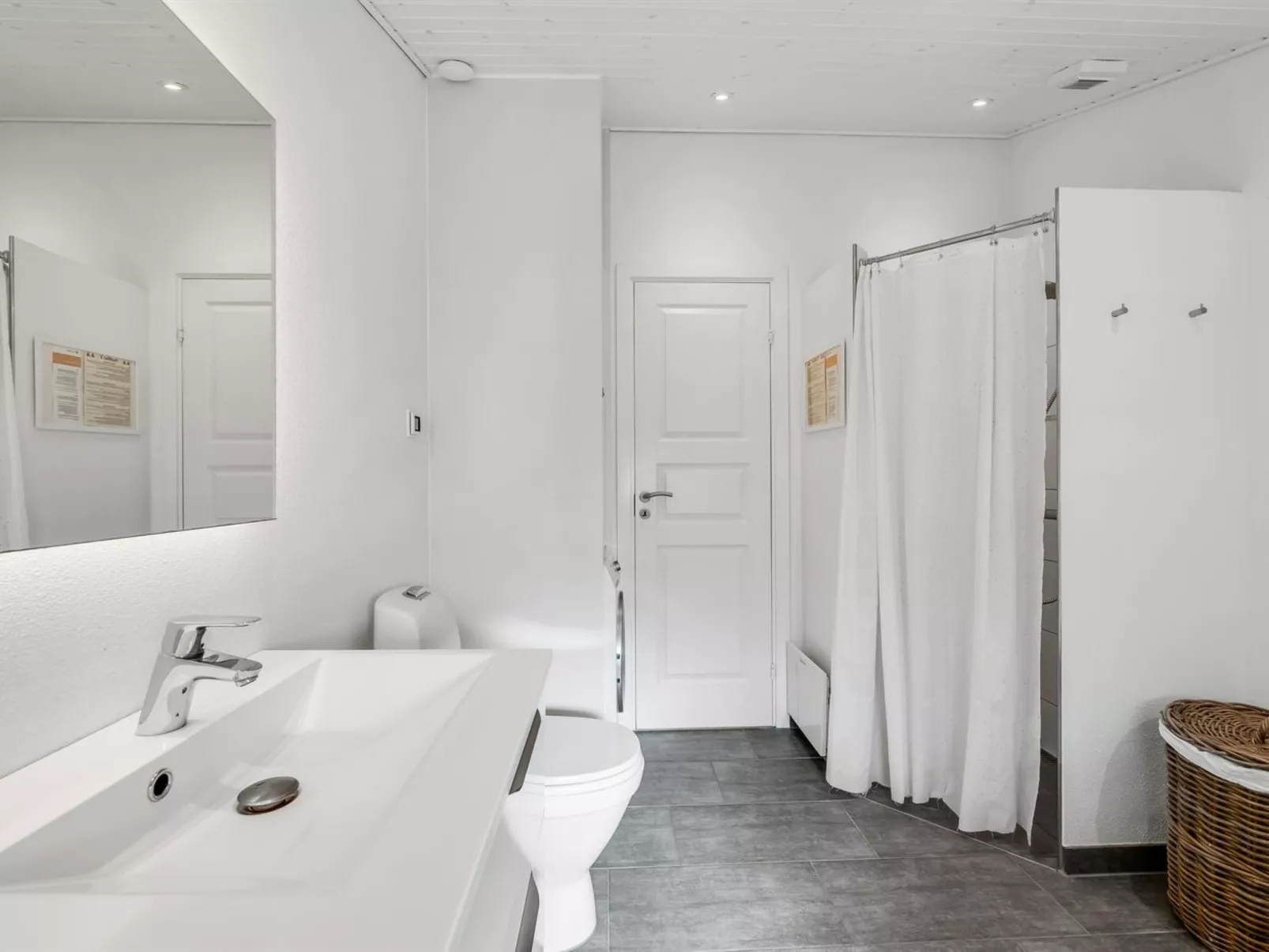 "Eirik" - 2.5km from the sea-Inside