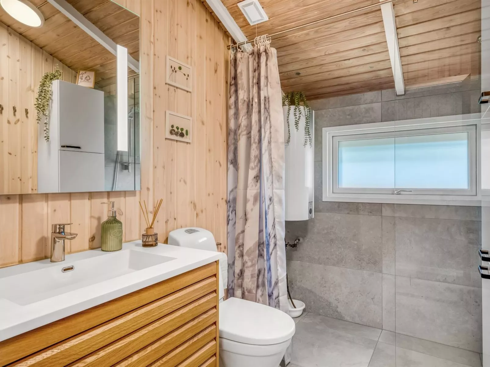 "Ofrath" - 350m to the fjord-Drinnen