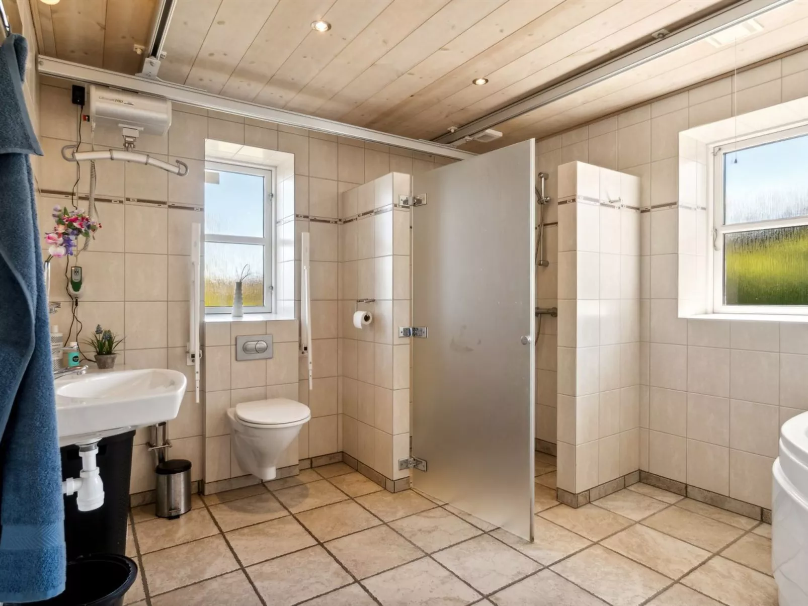 "Hjalmar" - 400m from the sea-Drinnen