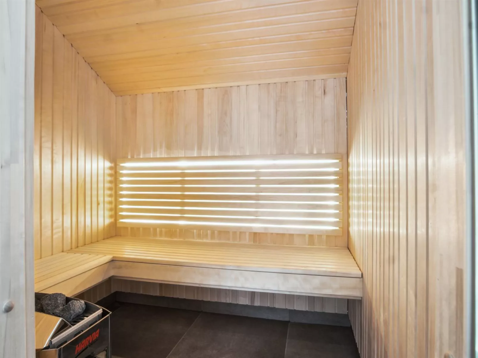 "Stygg" - 75m from the sea-Inside