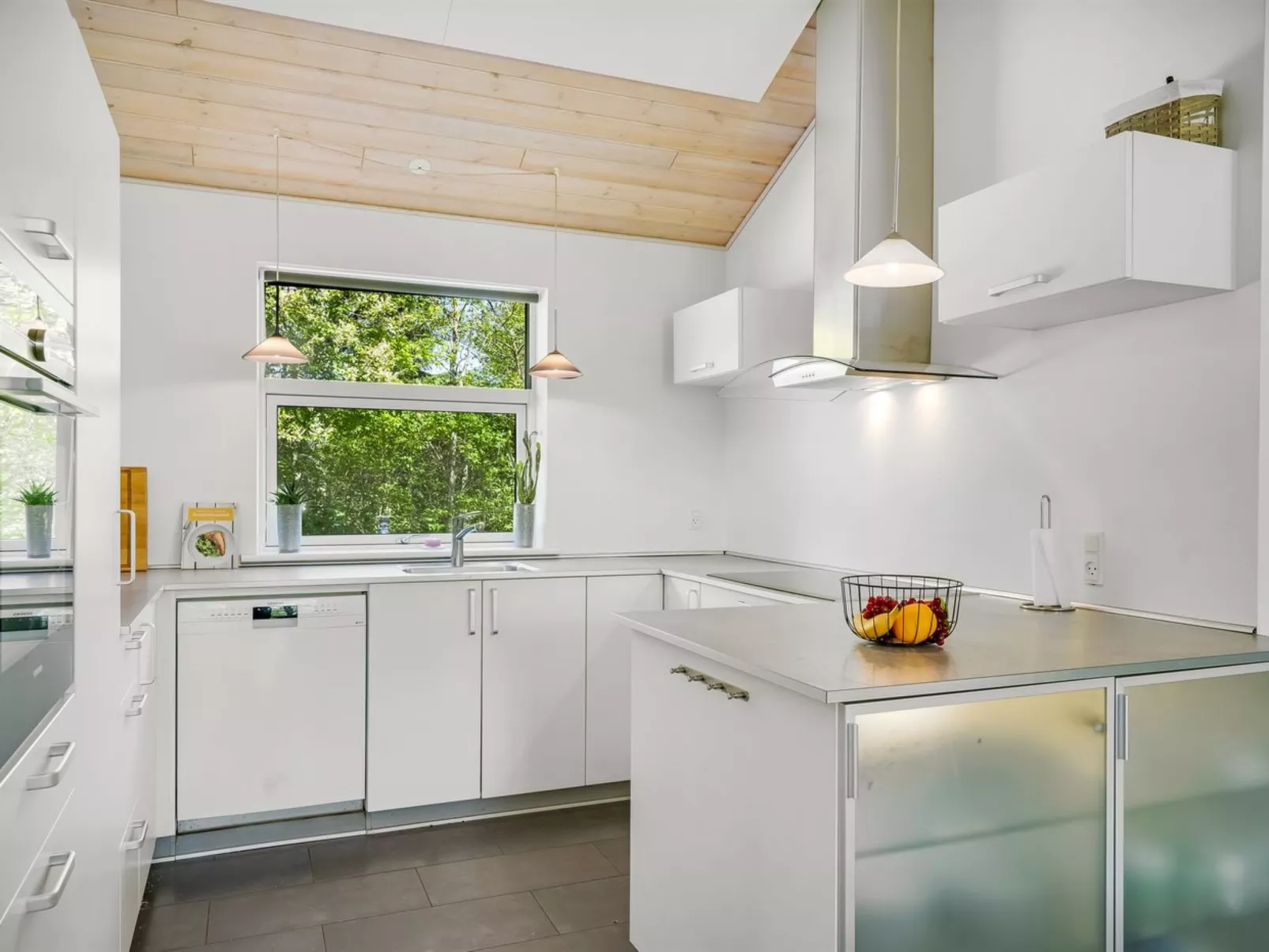 "Ahto" - 600m to the fjord-Inside