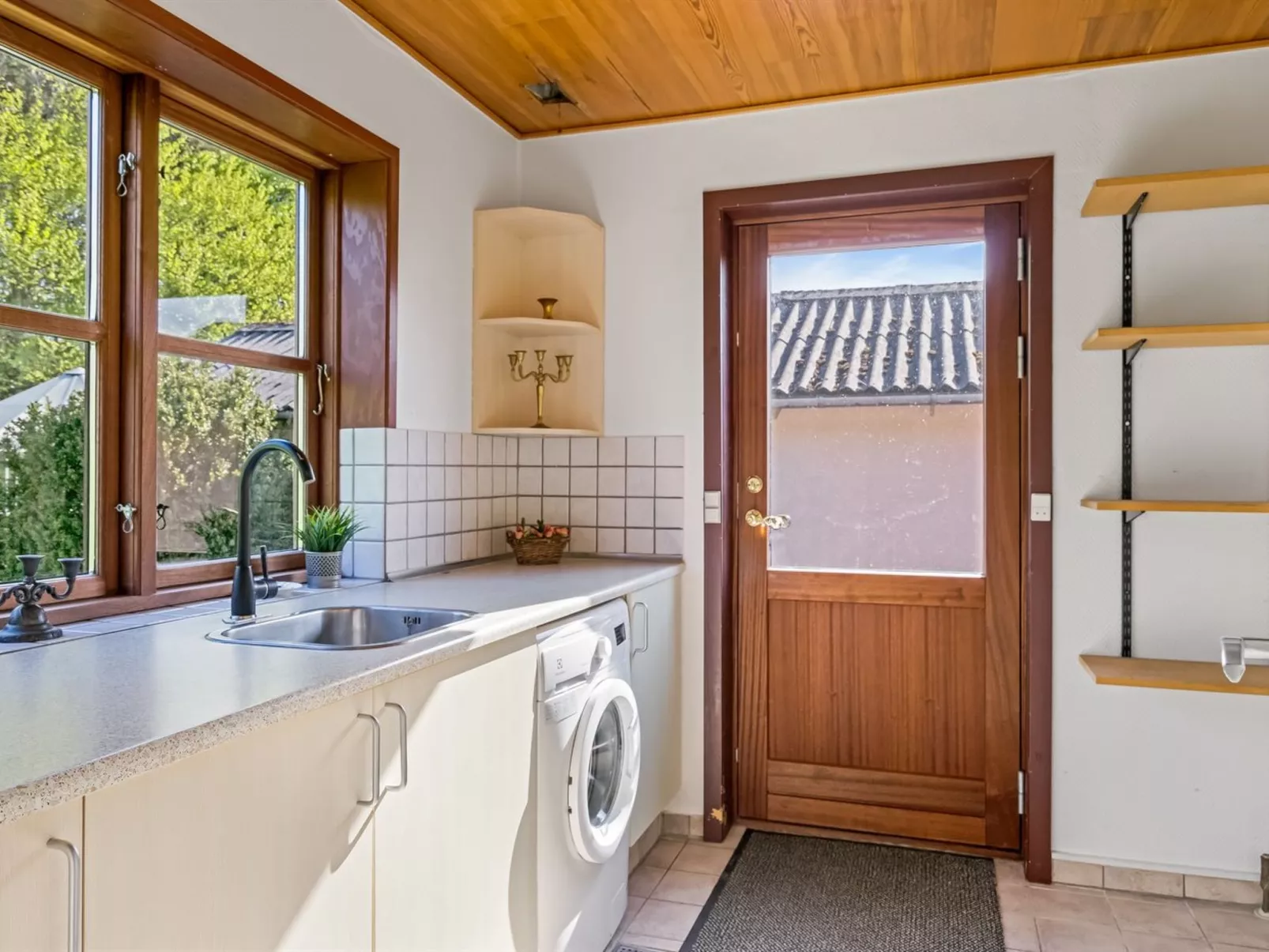 "Satu" - 2km from the sea-Inside