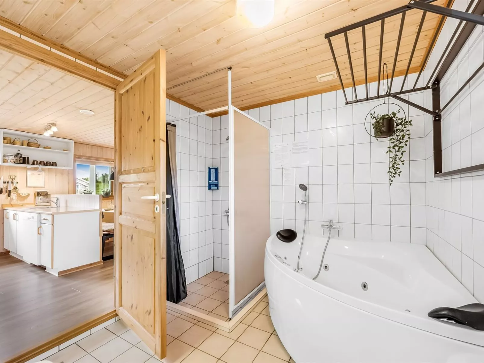 "Tian" - 400m to the fjord-Dedans