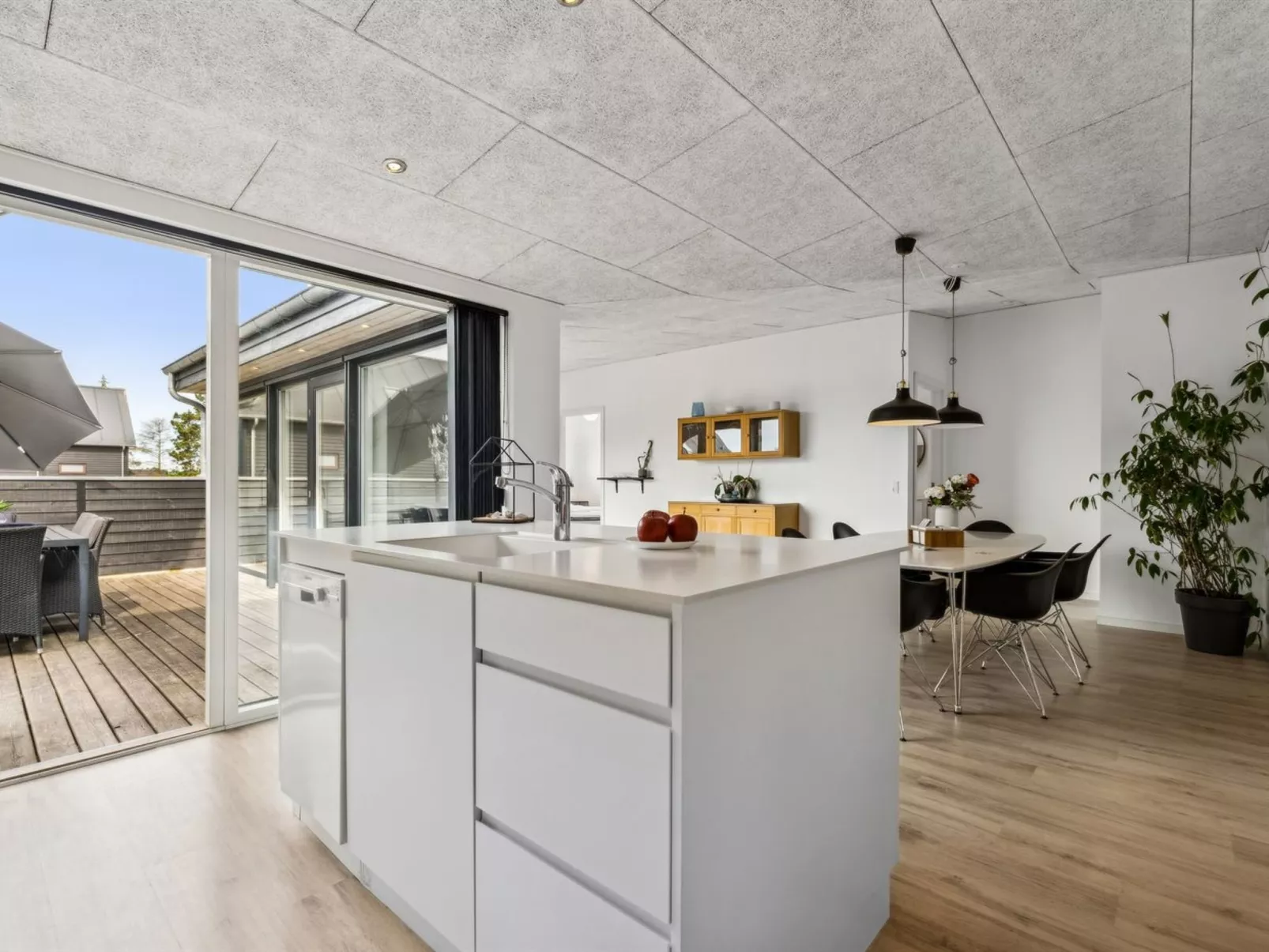 "Ingebrit" - 1.4km from the sea-Drinnen