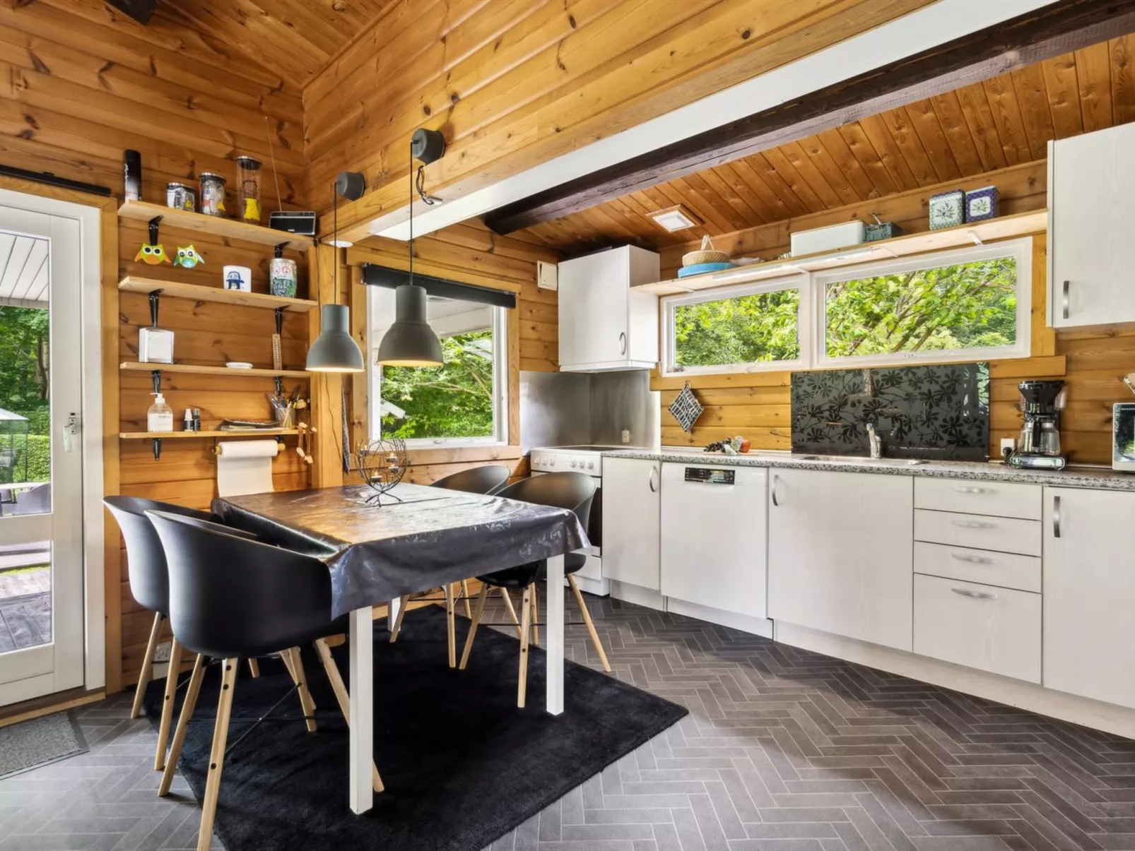 "Araminta" - 800m from the sea-Inside