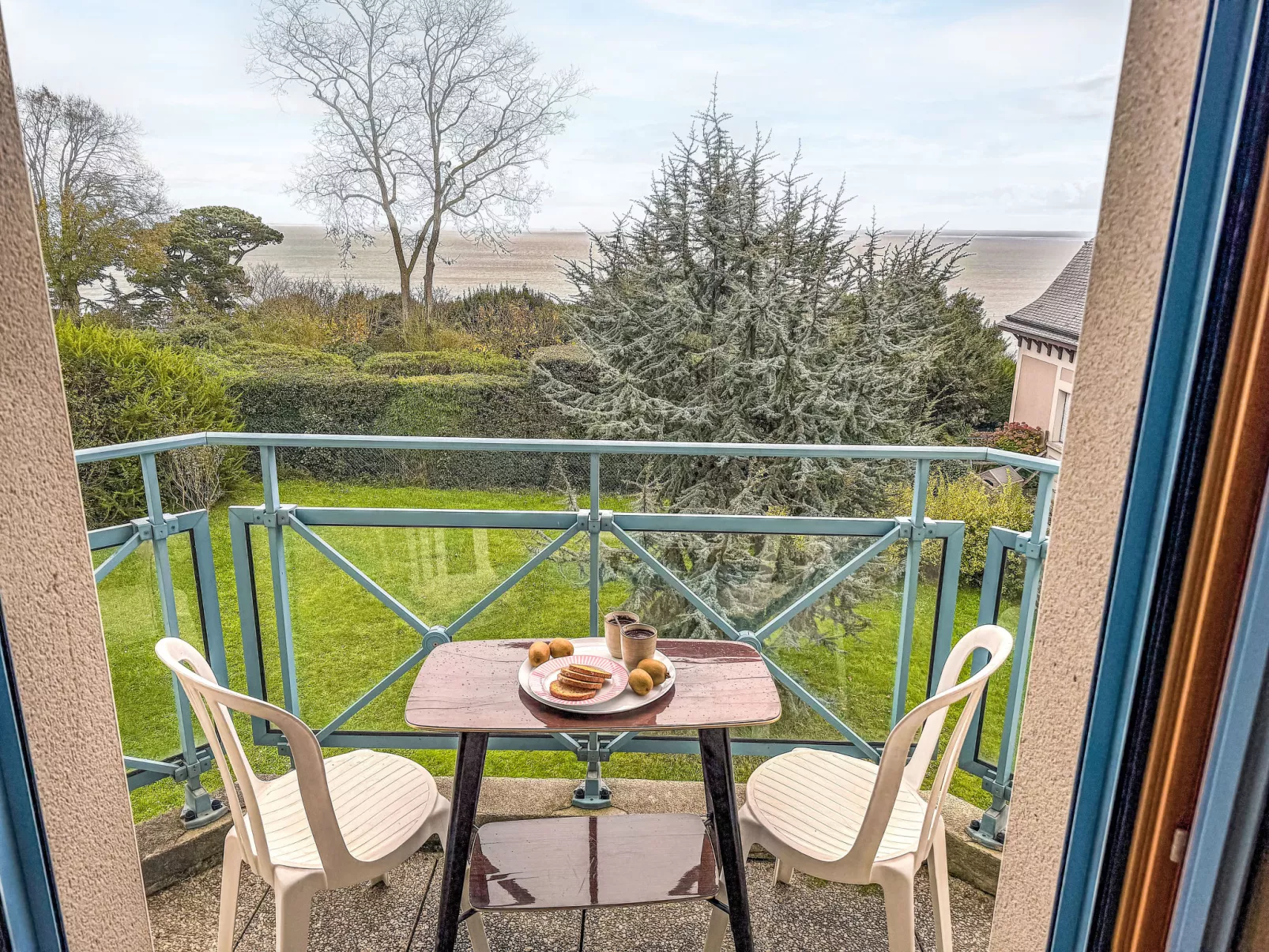 Brise Marine-Outside