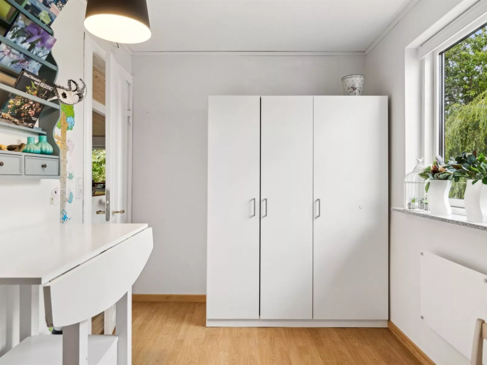 "Mark" - 1.2km from the sea-Inside