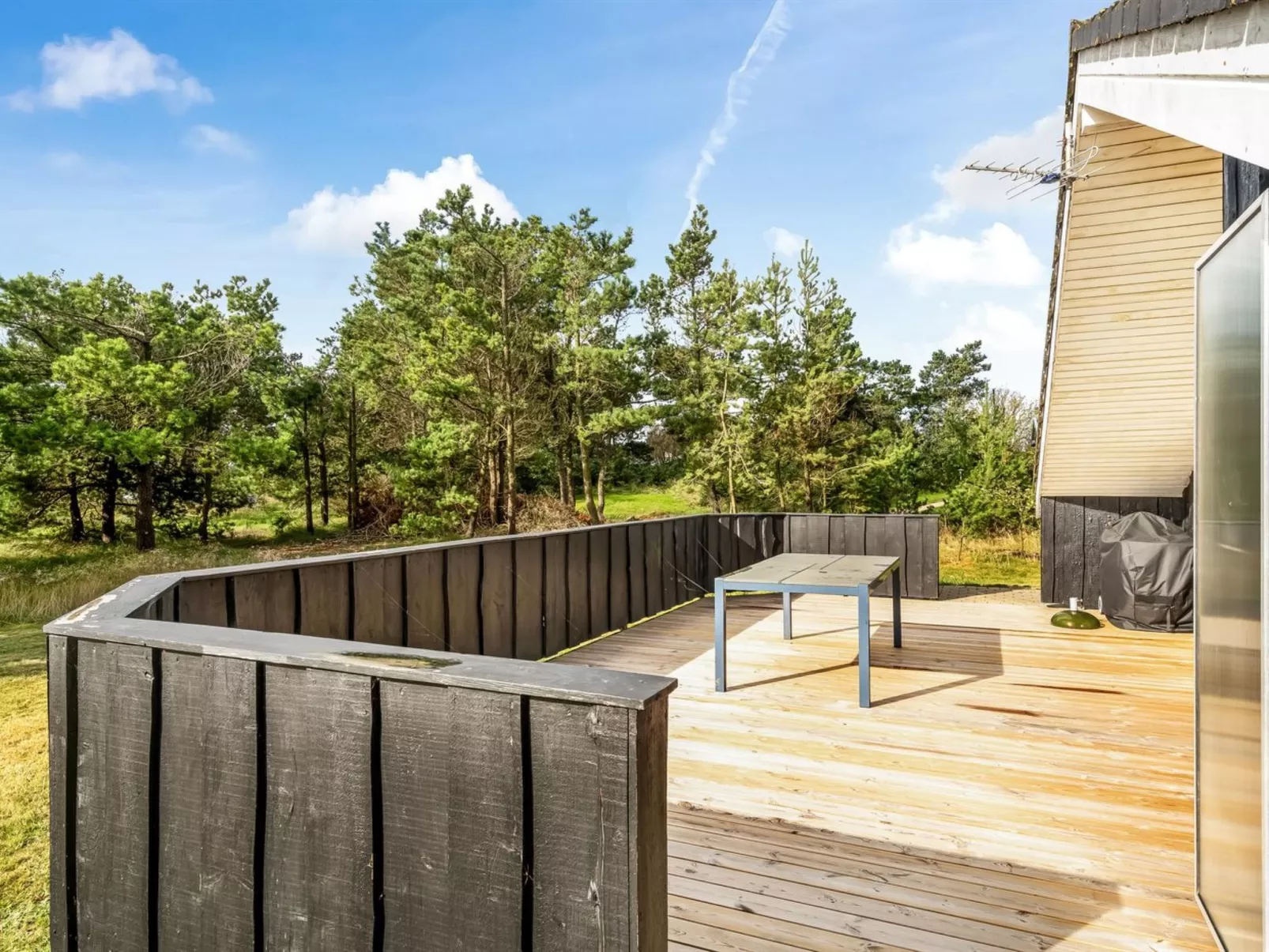 "Skrollan" - 200m to the fjord-Outside