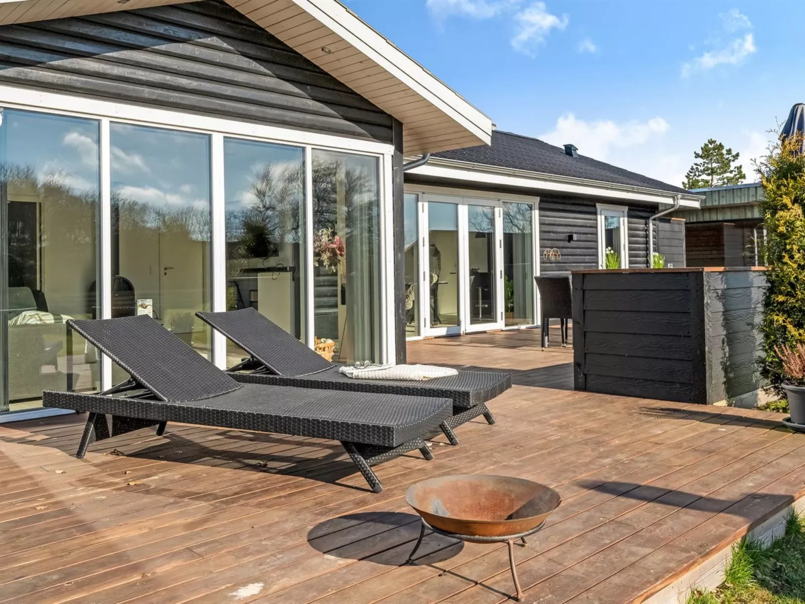 "Elisaveta" - 400m to the fjord-Draußen