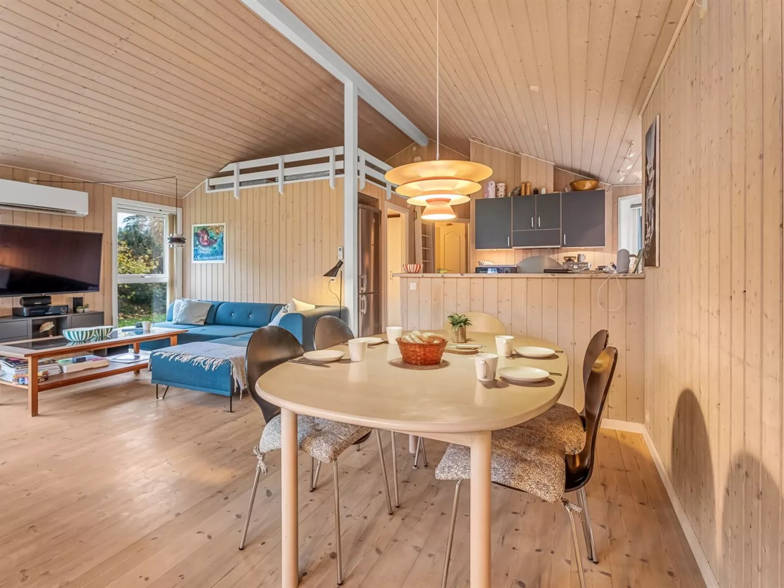 "Ensio" - 8.0km from the sea-Drinnen