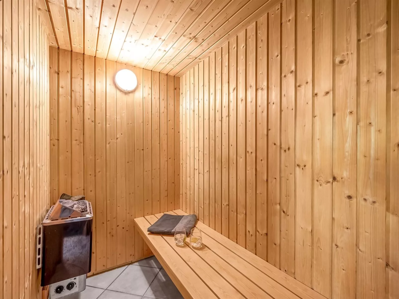 "Efka" - 600m to the fjord-Dedans