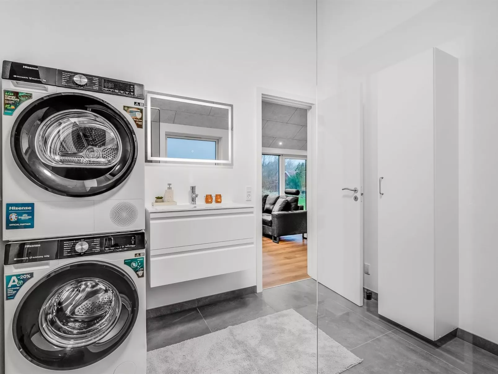 "Grimar" - 400m to the fjord-Drinnen