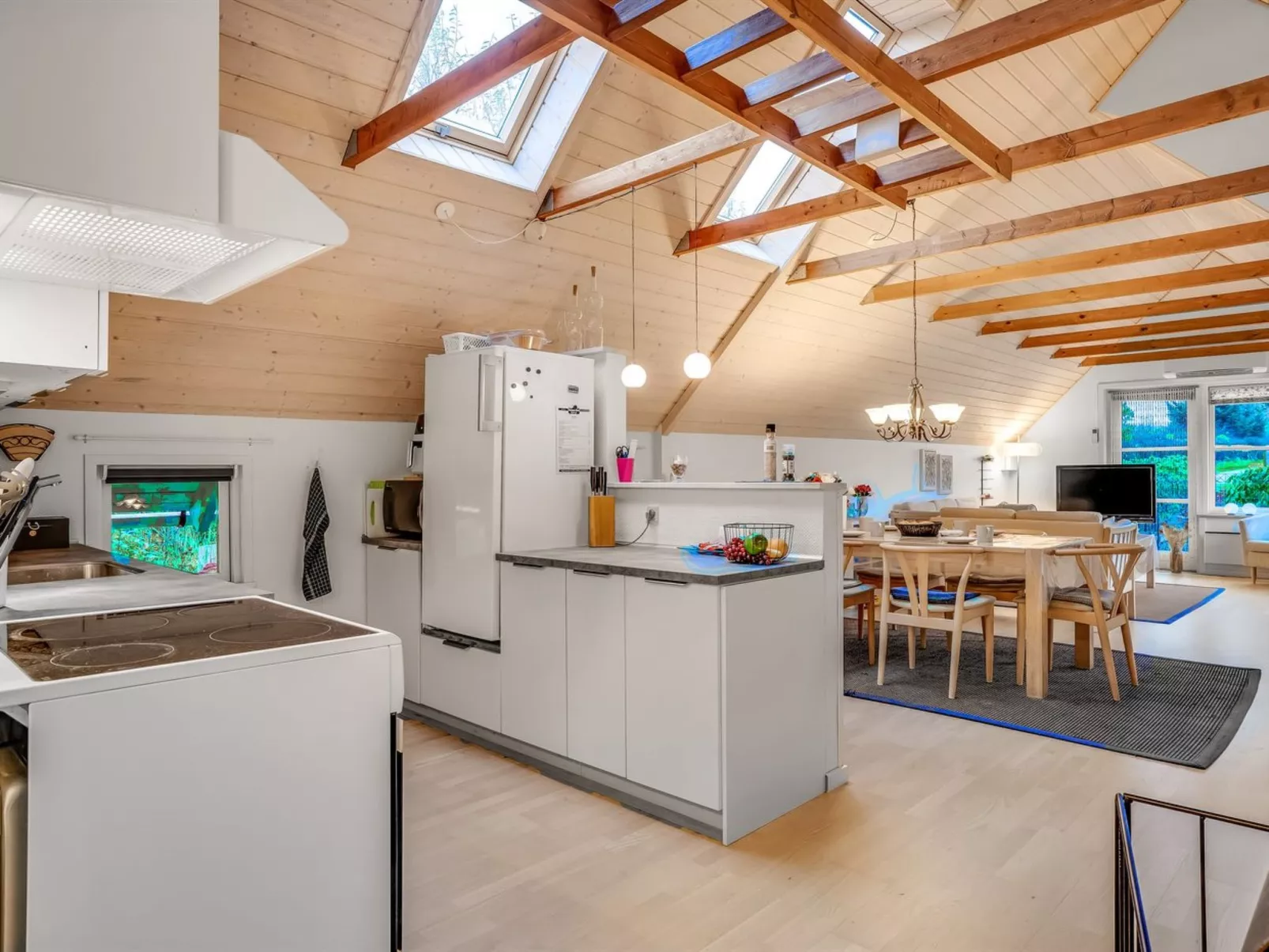 "Adisl" - 600m to the fjord-Drinnen