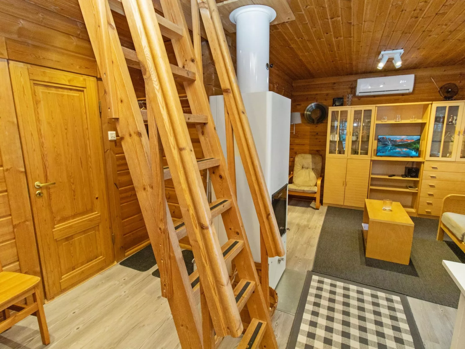 Ressipysäkki 1-Inside