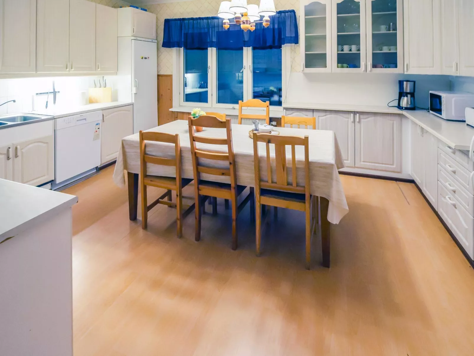 Lövgårdenin lohimaja-Inside