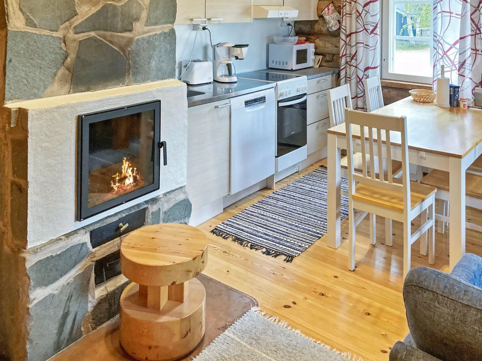 Lomaylläs a 13 / hotellintie 1 a-Drinnen