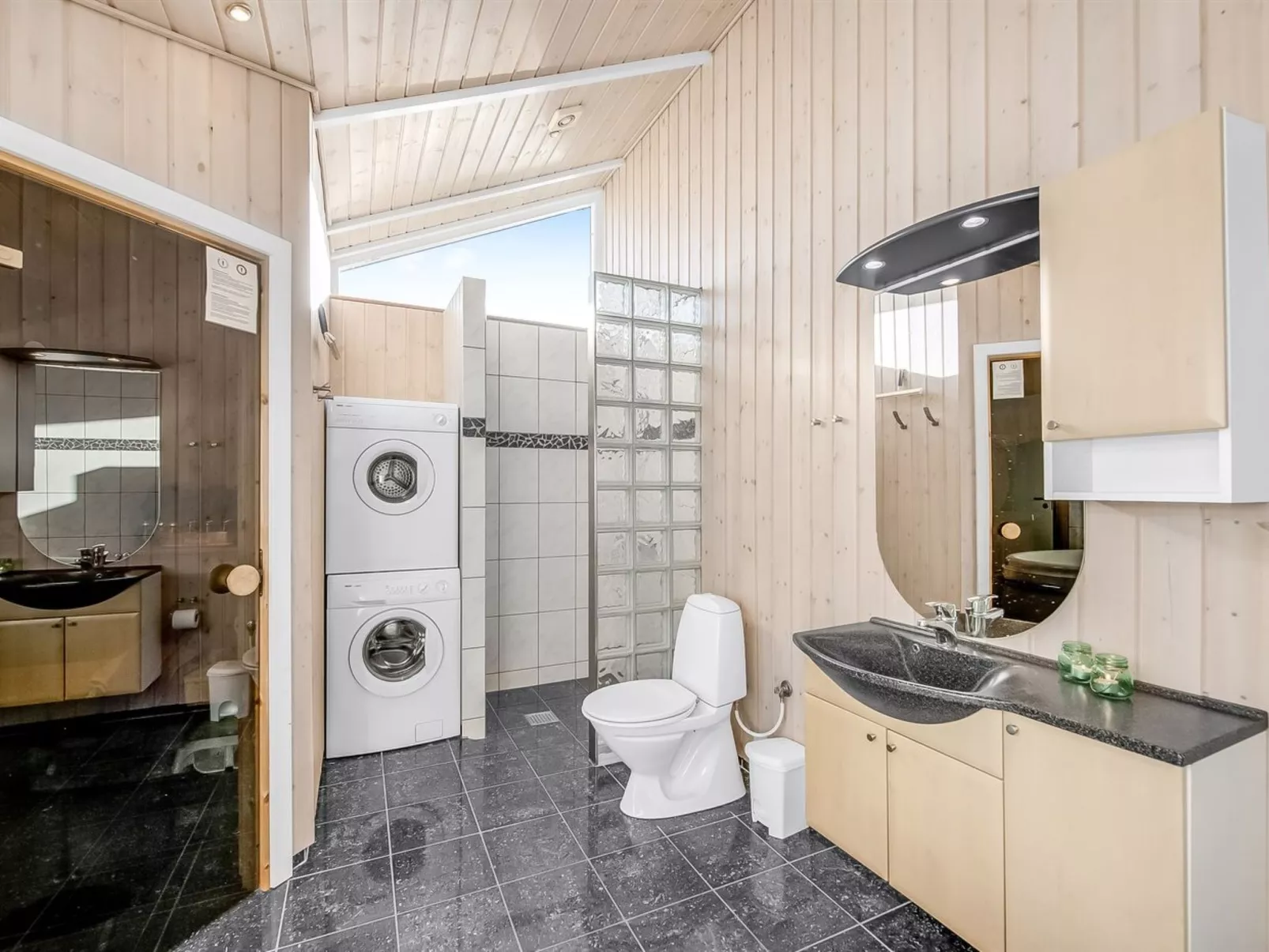 "Asgard" - 800m to the fjord-Inside