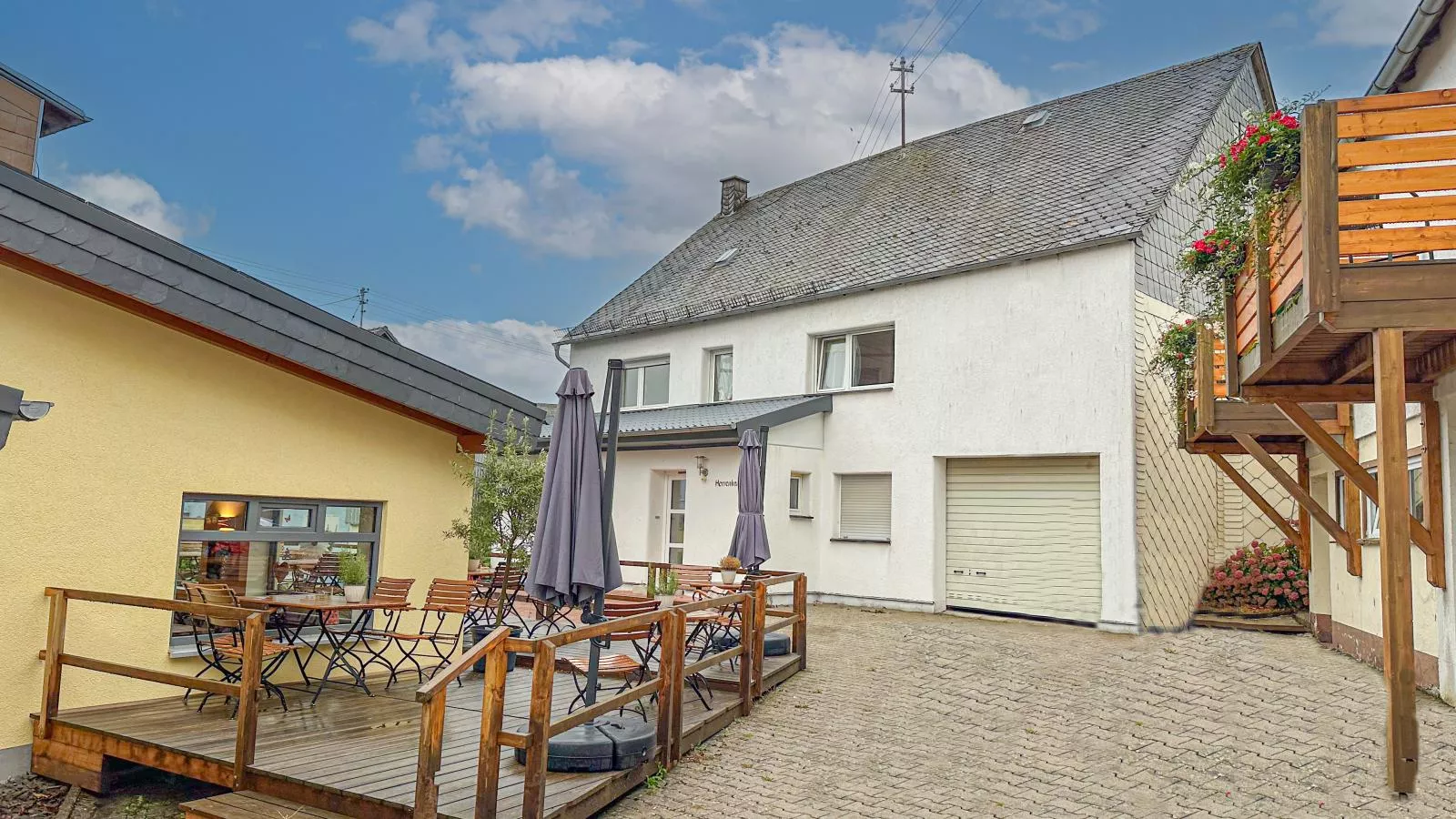 Herrenhaus-Exterior in summer