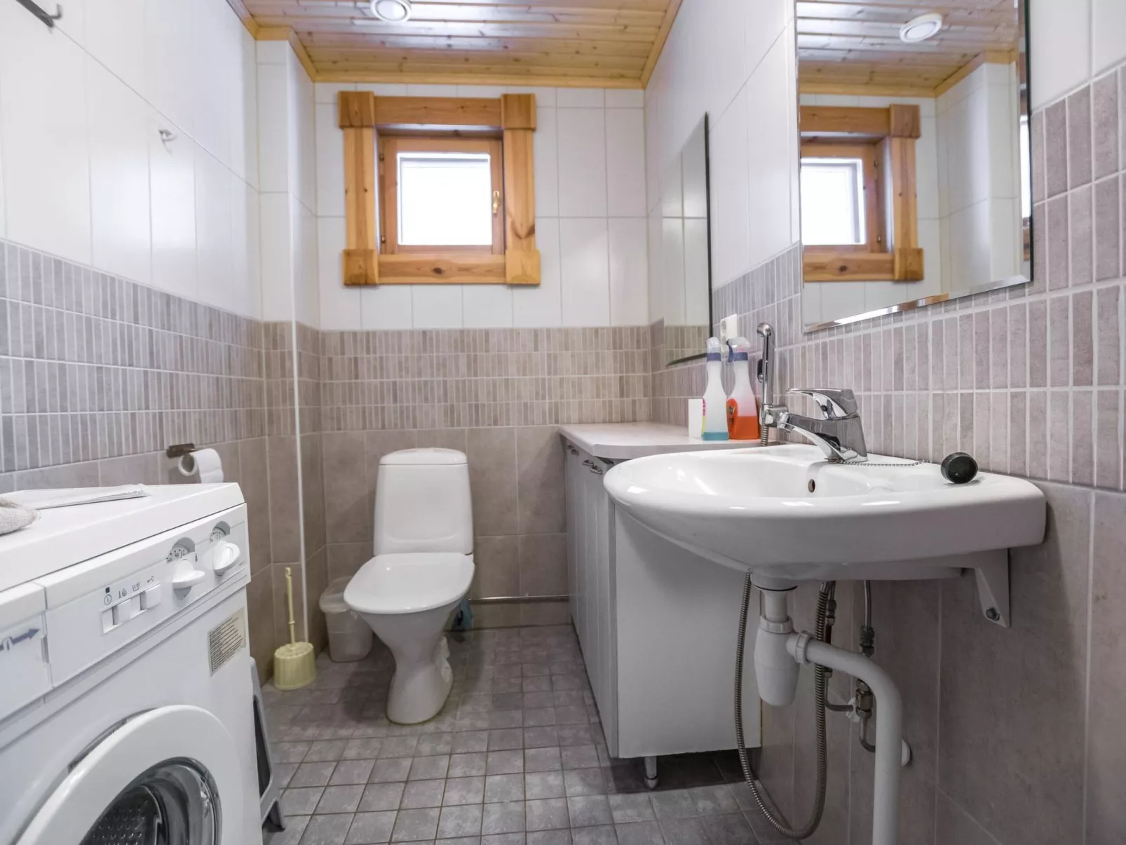 Aurinkoinen hirsimökki-Dedans