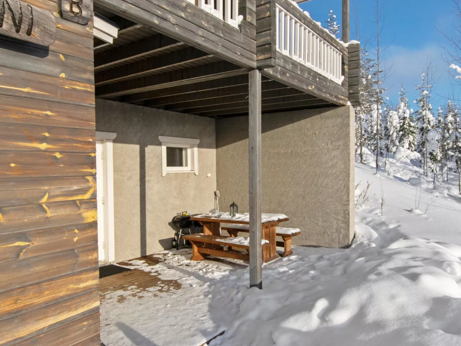 Hallan paroni b paritalo-Drinnen