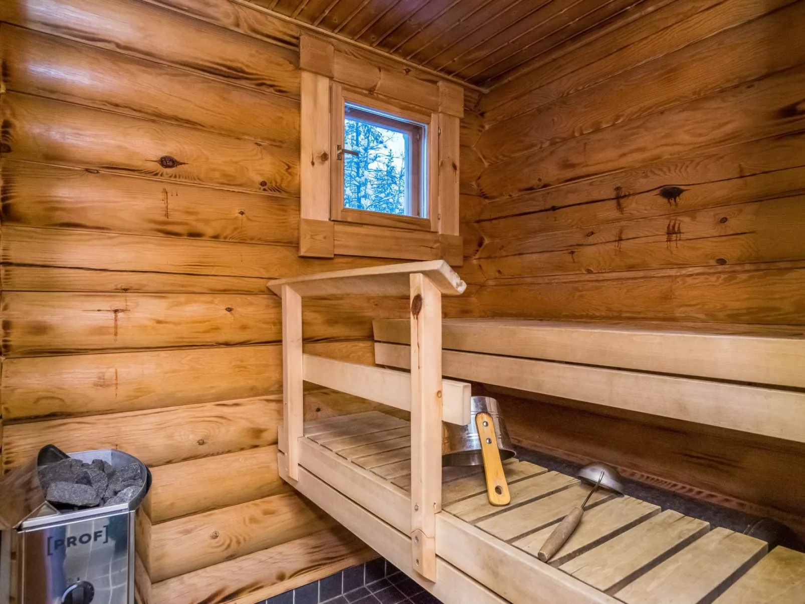 Hiisi mökki-Drinnen